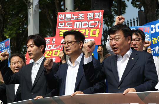 지난달 28일 정부과천청사 정문 앞에서 국민의힘 과학기술정보방송통신위원, 상임위원장단, 원내대표단이 더불어민주당의 방통위원장 탄핵소추 규탄 기자회견을 하고 있다. 연합뉴스